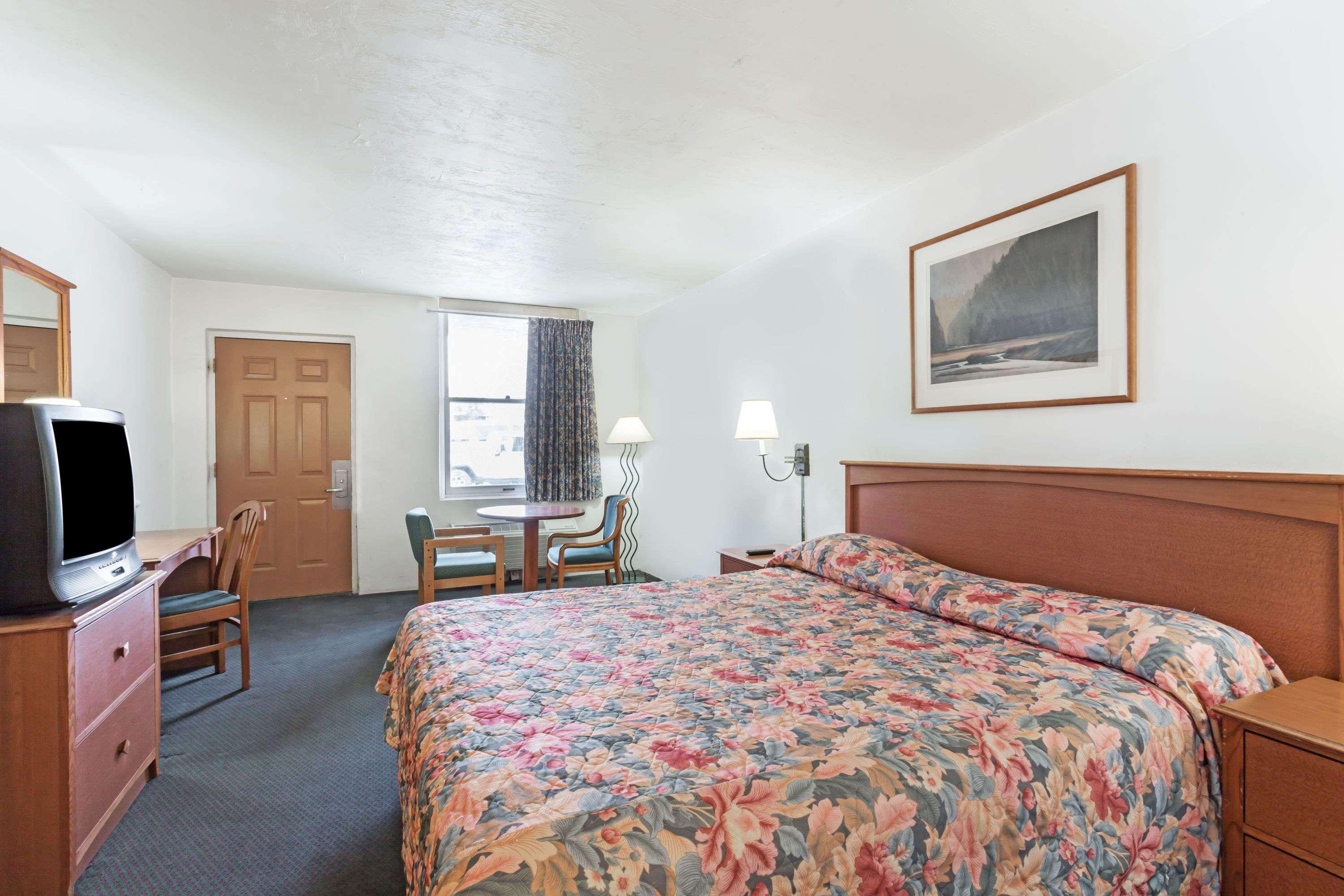 Americas Best Value Inn Wendover Esterno foto