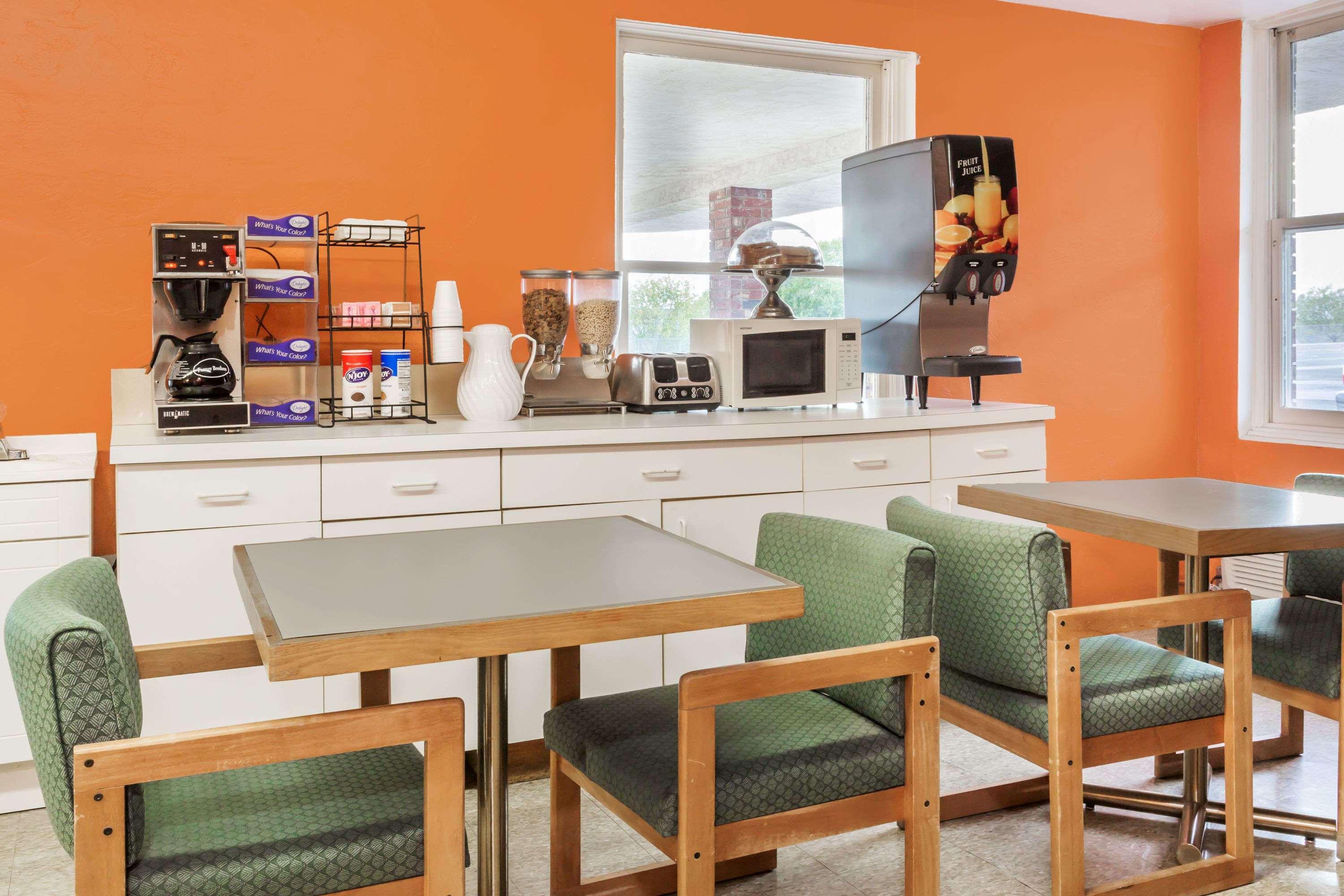 Americas Best Value Inn Wendover Esterno foto